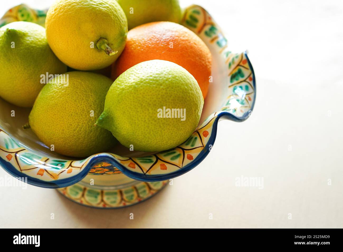 Piatto di frutta dipinta a mano dalla Sicilia, Italia, con arancia e limoni Foto Stock