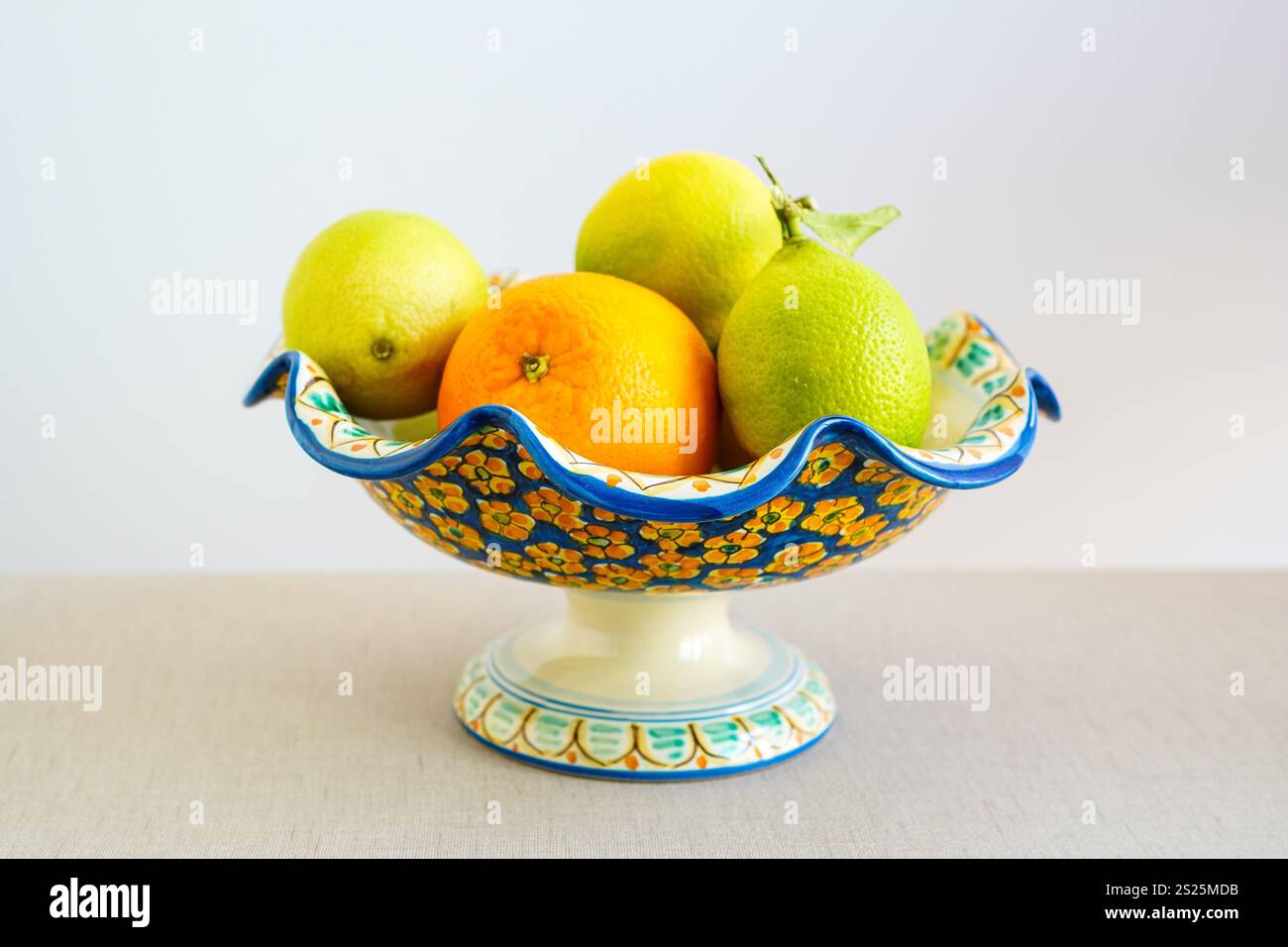 Piatto di frutta dipinta a mano dalla Sicilia, Italia, con arancia e limoni Foto Stock
