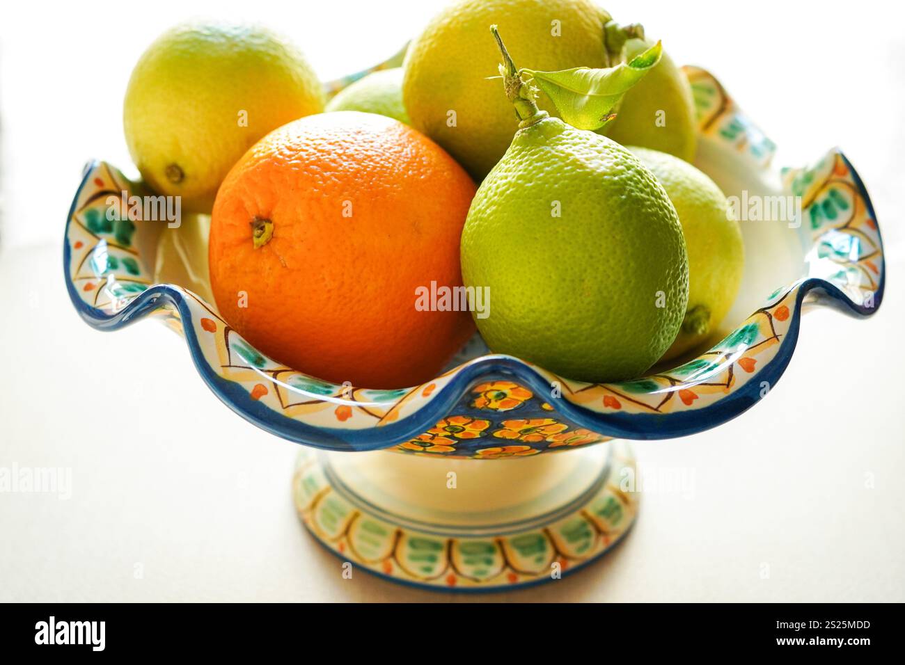 Piatto di frutta dipinta a mano dalla Sicilia, Italia, con arancia e limoni Foto Stock