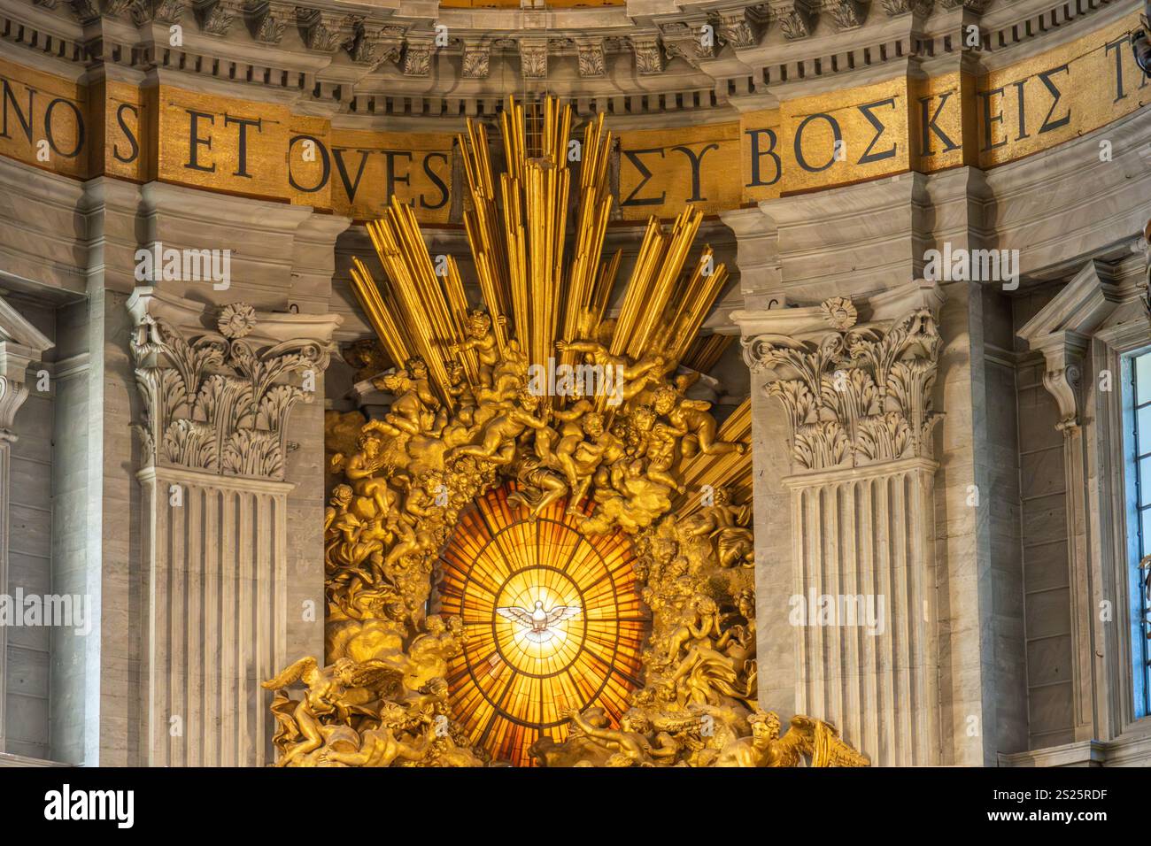 I raggi del sole sulla sommità del reliquiario della Cattedra di San Pietro nella Basilica di San Pietro, città del Vaticano, Roma, Italia. Foto Stock