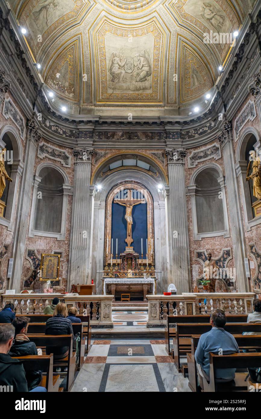 Fedeli nella Cappella del Santissimo Sacramento nella Basilica di San Paolo fuori le Mura, Roma, Italia. Foto Stock