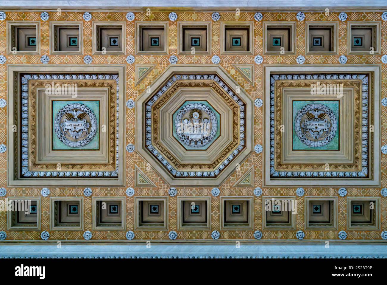 Dettaglio del soffitto del portico della Basilica di San Paolo fuori le Mura, Roma, Italia. Foto Stock
