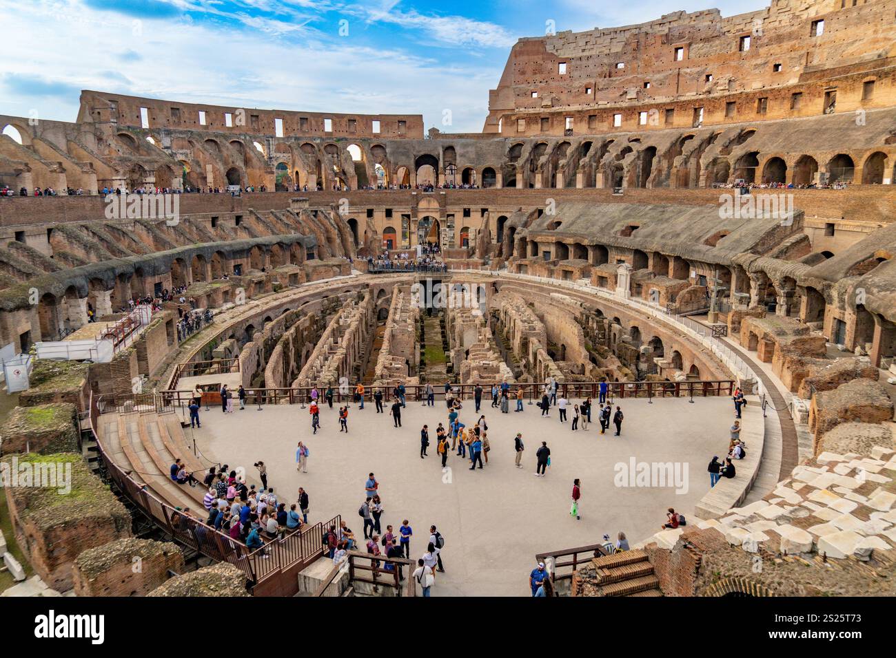 Interno del Colosseo Romano o Anfiteatro Flavio a Roma, Italia. I tunnel sotto il pavimento dell'arena erano chiamati ipogeo. Foto Stock
