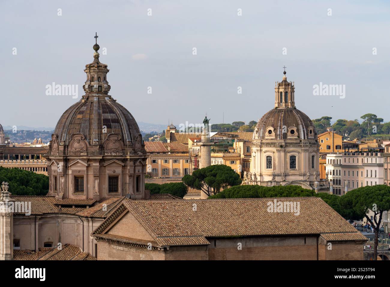 Cupole della Chiesa dei Santi Luca e Martina e Chiesa del Santissimo nome di Maria al foro Traiano di Roma, Italia, con la colonna di Traiano scommessa Foto Stock
