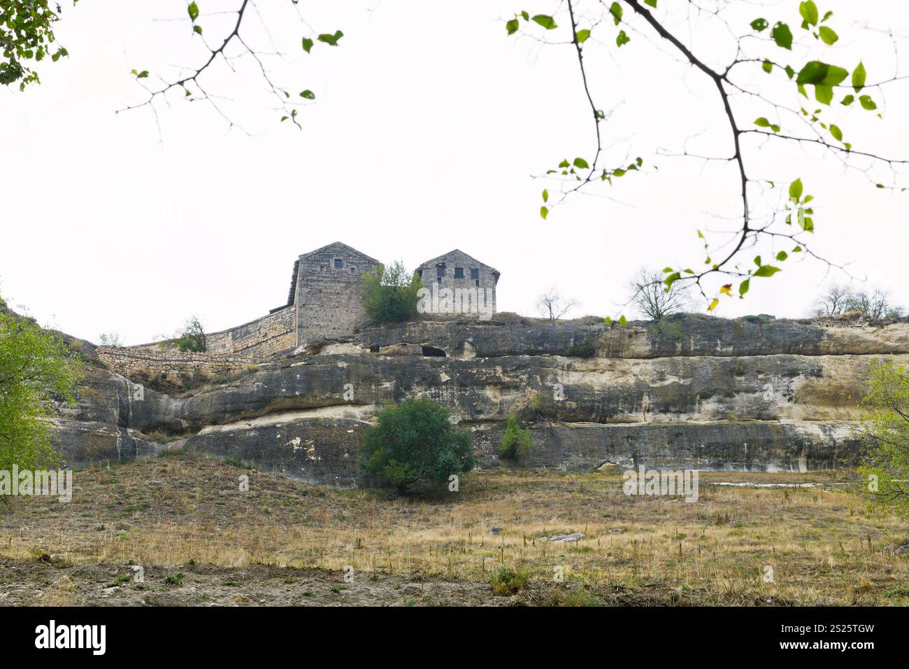 Castello di città medievale chufut-kale sulla montagna in Crimea Foto Stock