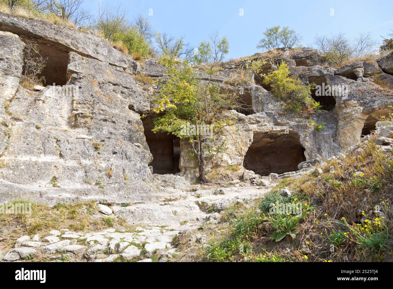 Grotte di roccia della antica città chufut kale in Crimea Foto Stock