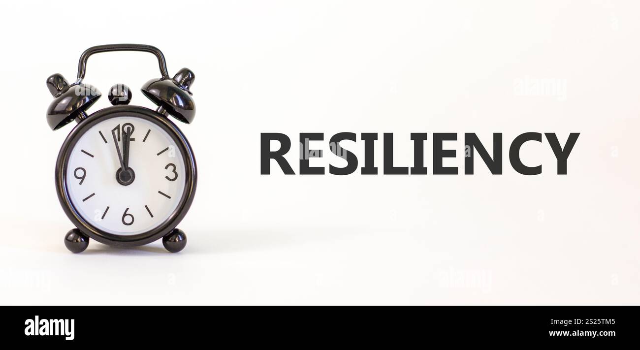 Simbolo di resilienza. Concetto di resilienza in un bellissimo white paper. Splendido sfondo bianco. Sveglia nera. Concetto di resilienza aziendale. Foto Stock