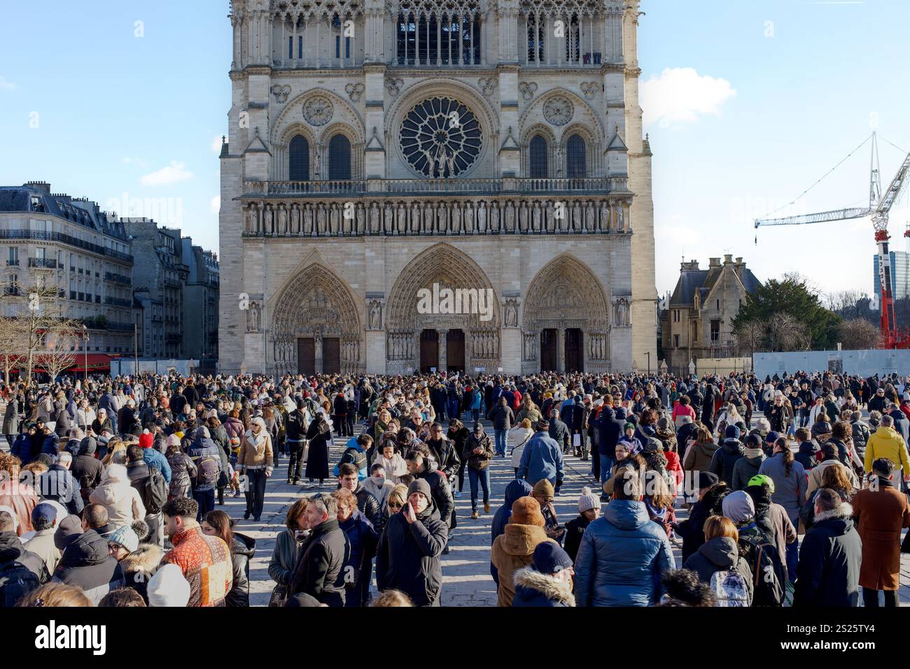 Parigi, Francia, 01.03.2025 persone in fila per entrare nella recentemente restaurata Notre Dame in una fredda e soleggiata giornata invernale Foto Stock