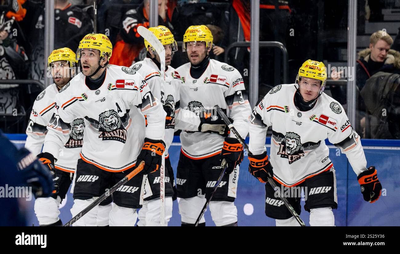 Die Frankfurter bejubeln mit Daniel Pfaffengut (Loewen Frankfurt, #77)) dessen Tor zum 5:4 - Anschluss. GER, EHC Red Bull Muenchen vs. Loewen Frankfurt, Eishockey, DEL, 34. Spieltag, Saison 2024/2025, 06.01.2025. Foto: Eibner-Pressefoto/Heike Feiner Foto Stock