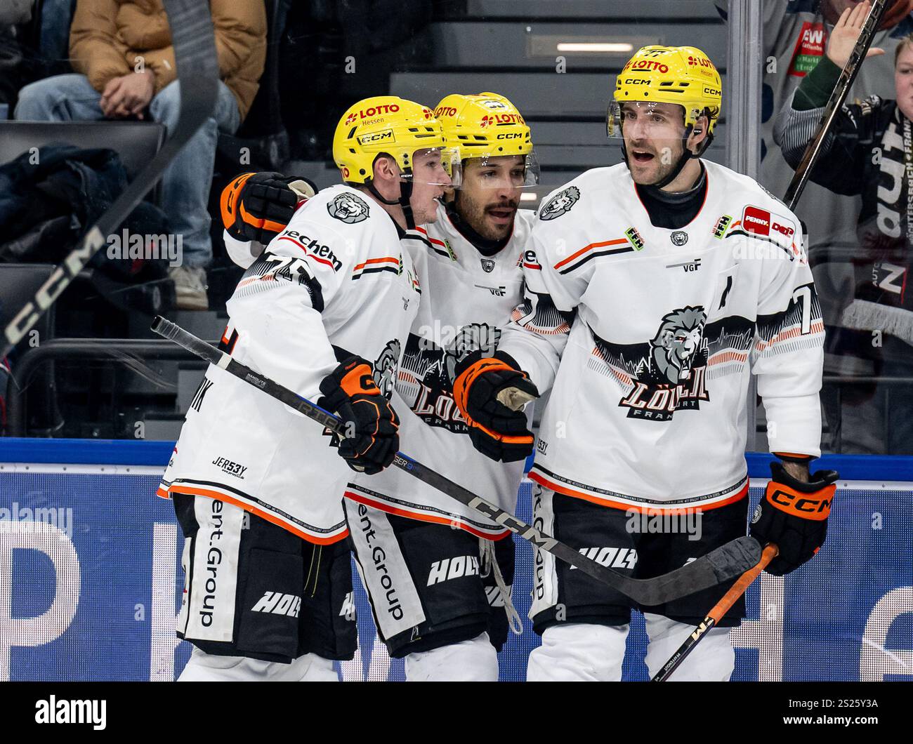 Die Frankfurter bejubeln mit Daniel Pfaffengut (Loewen Frankfurt, #77)) dessen Tor zum 5:4 - Anschluss. GER, EHC Red Bull Muenchen vs. Loewen Frankfurt, Eishockey, DEL, 34. Spieltag, Saison 2024/2025, 06.01.2025. Foto: Eibner-Pressefoto/Heike Feiner Foto Stock