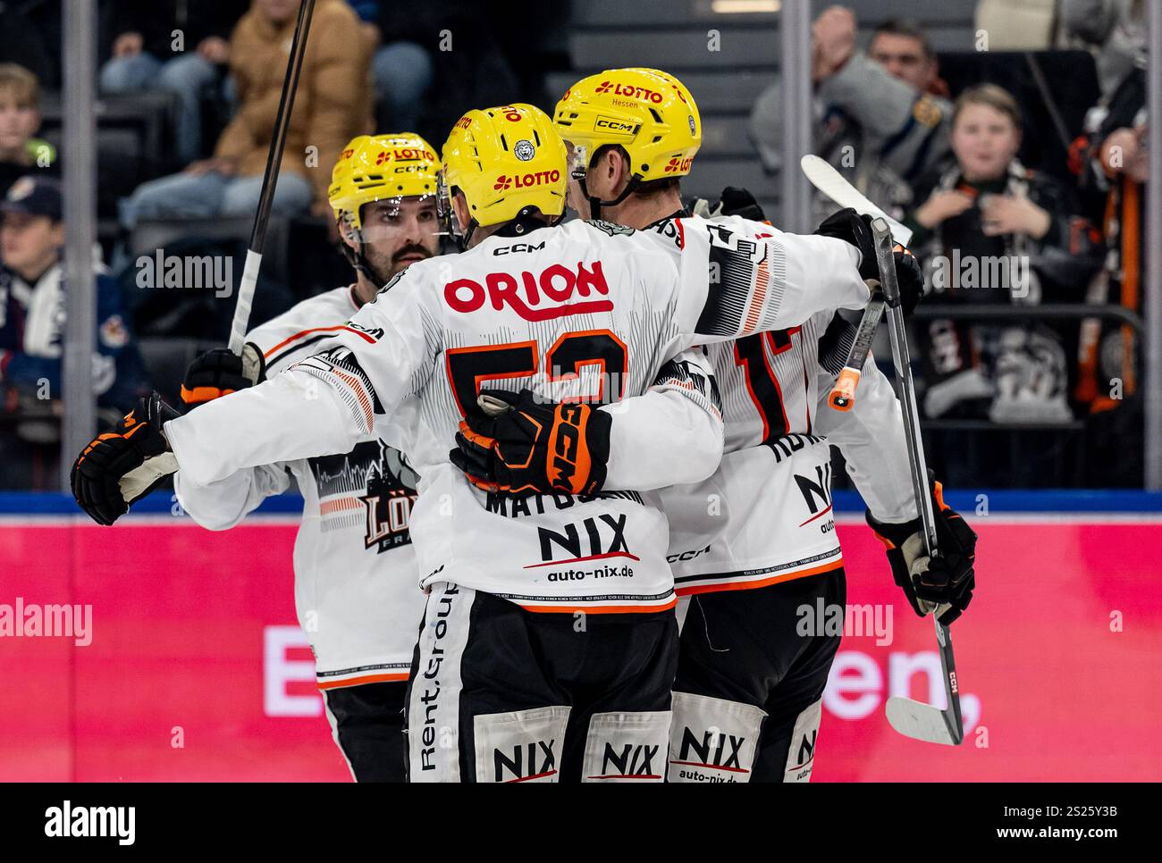 Die Frankfurter bejubeln mit Carter Rowney (Loewen Frankfurt, #17) dessen Tor zum 5:3 - Anschluss. GER, EHC Red Bull Muenchen vs. Loewen Frankfurt, Eishockey, DEL, 34. Spieltag, Saison 2024/2025, 06.01.2025. Foto: Eibner-Pressefoto/Heike Feiner Foto Stock