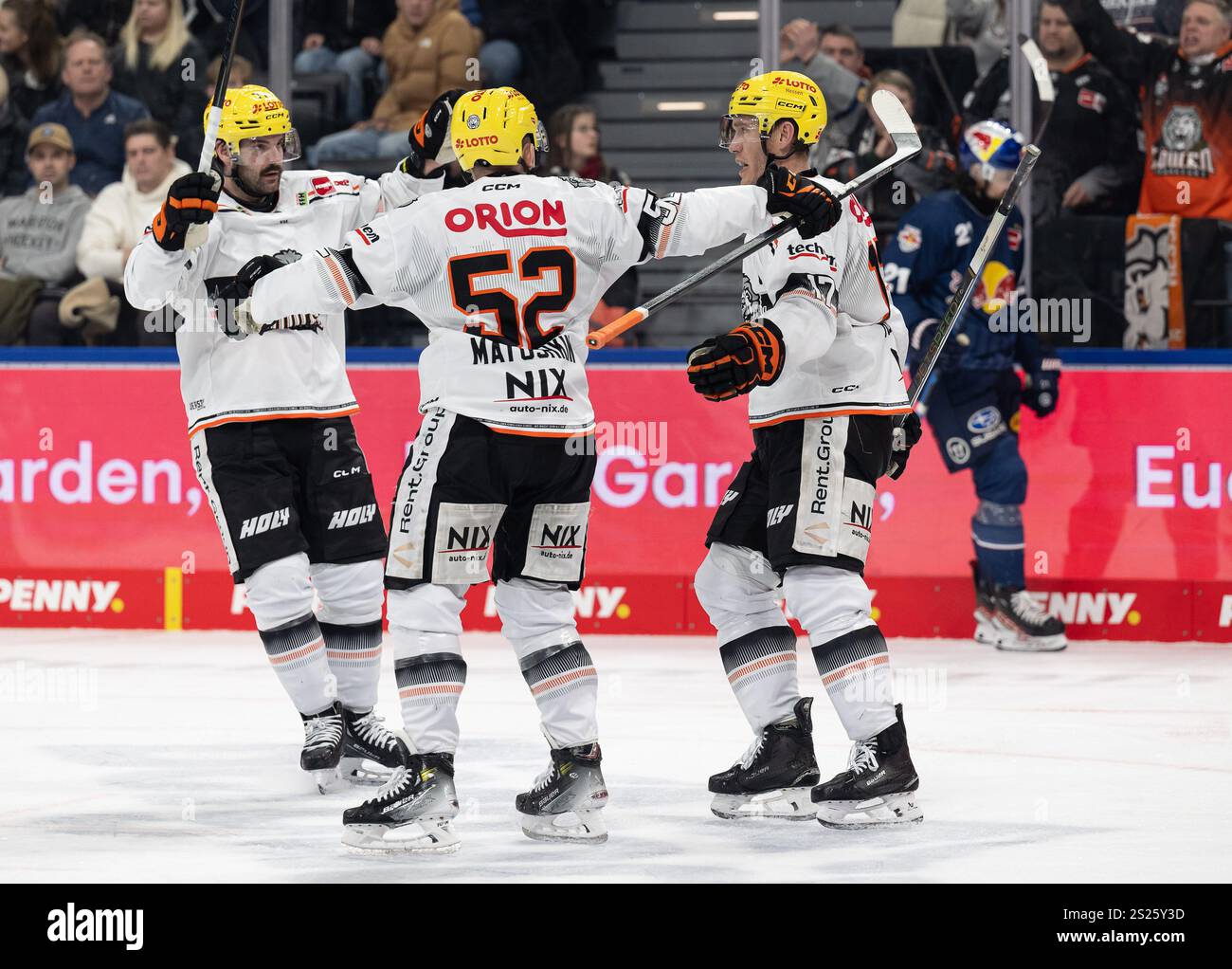 Die Frankfurter bejubeln mit Carter Rowney (Loewen Frankfurt, #17) dessen Tor zum 5:3 - Anschluss. GER, EHC Red Bull Muenchen vs. Loewen Frankfurt, Eishockey, DEL, 34. Spieltag, Saison 2024/2025, 06.01.2025. Foto: Eibner-Pressefoto/Heike Feiner Foto Stock