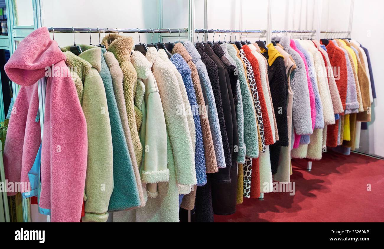 Cappotto in pelliccia sintetica in negozio Foto Stock