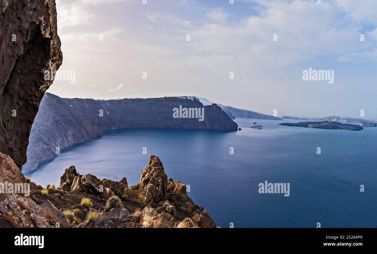 Una pittoresca veduta di una Caldera costiera e dei paesaggi circostanti, Santorini, Grecia Foto Stock