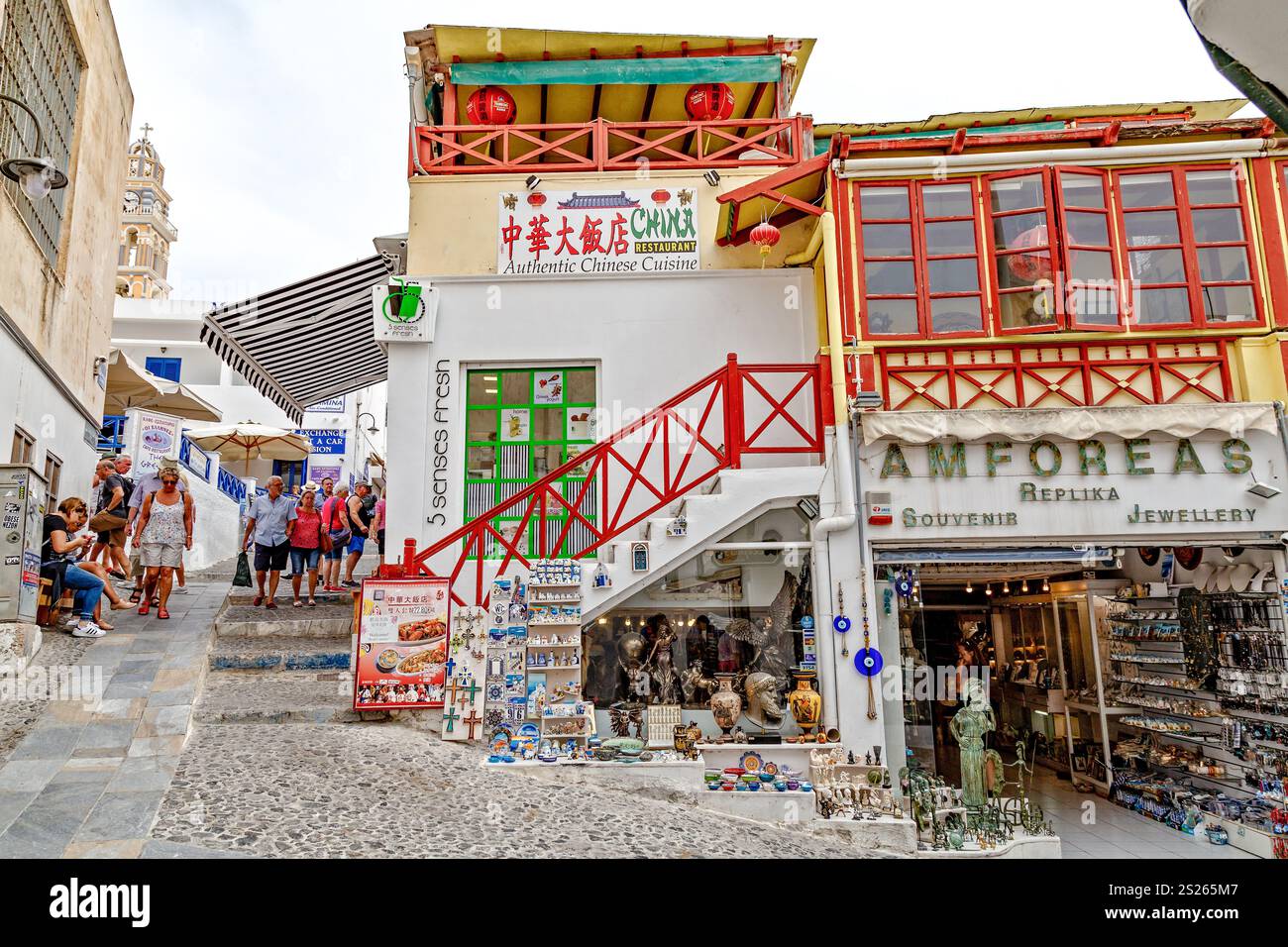 Colorata strada del mercato all'aperto nella pittoresca cittadina mediterranea, Santorini, Grecia Foto Stock