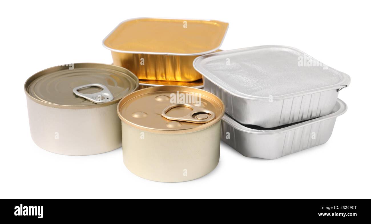 Alimenti per animali domestici in contenitori di alluminio e lattine di latta isolati su bianco Foto Stock
