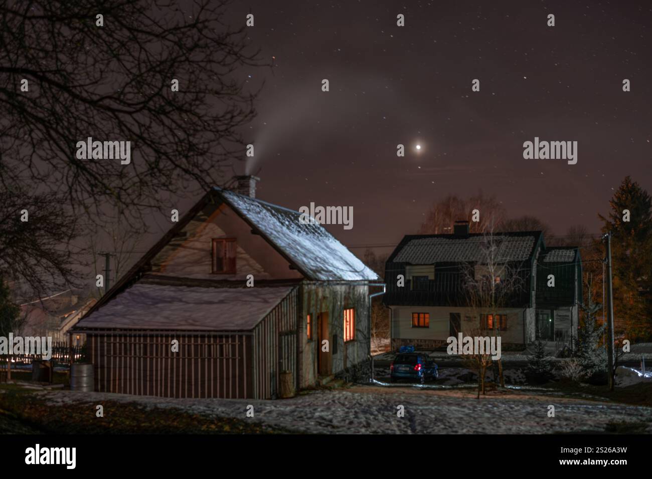 Notte leggera con cielo stellato nel villaggio di montagna Roprachtice CZ 12 28 2024 Foto Stock