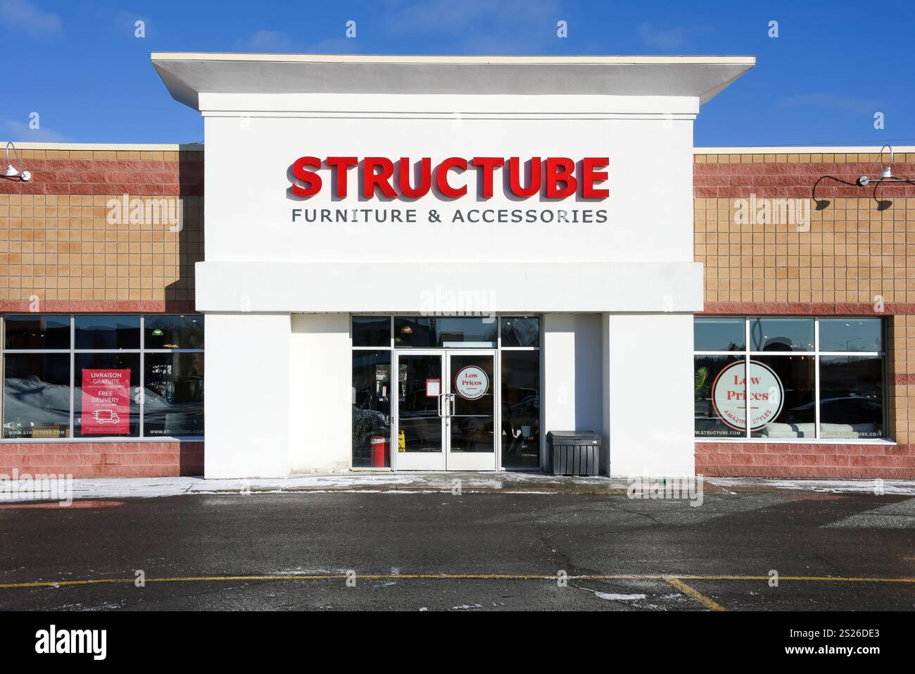 Ottawa, Canada - 5 gennaio 2025: Negozio Structube su Merivale Road. È canadese, con sede a Laval, Quebec, rivenditore di mobili per la casa e AC Foto Stock