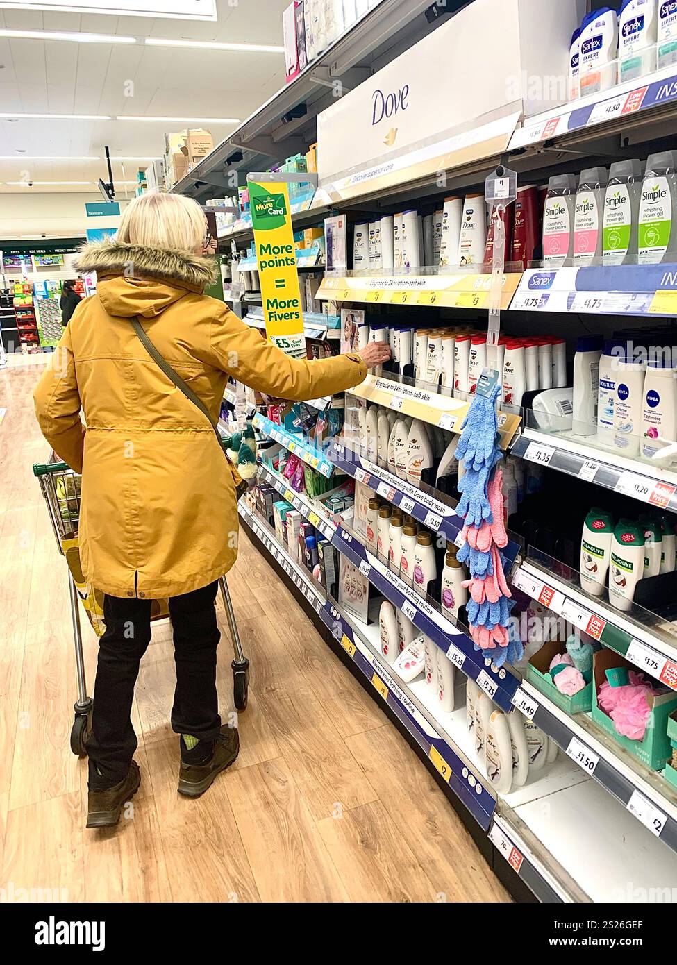 Fai shopping, cibo, scatola postale, cibo Burger King Morrisons, mangia, mangia, casella postale, posta rossa, colleziona la signora dell'acquirente all'interno della panchina, metti le persone fino alle casse - Immagine stock catturata con smartphone