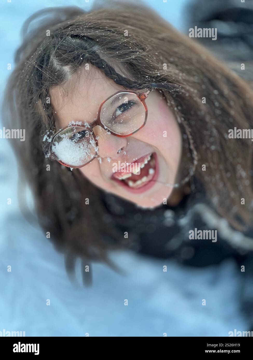 Giochi sulla neve, mia figlia si diverte a giocare con la neve, ho lokk come Amazon inn The Snow Foto Stock