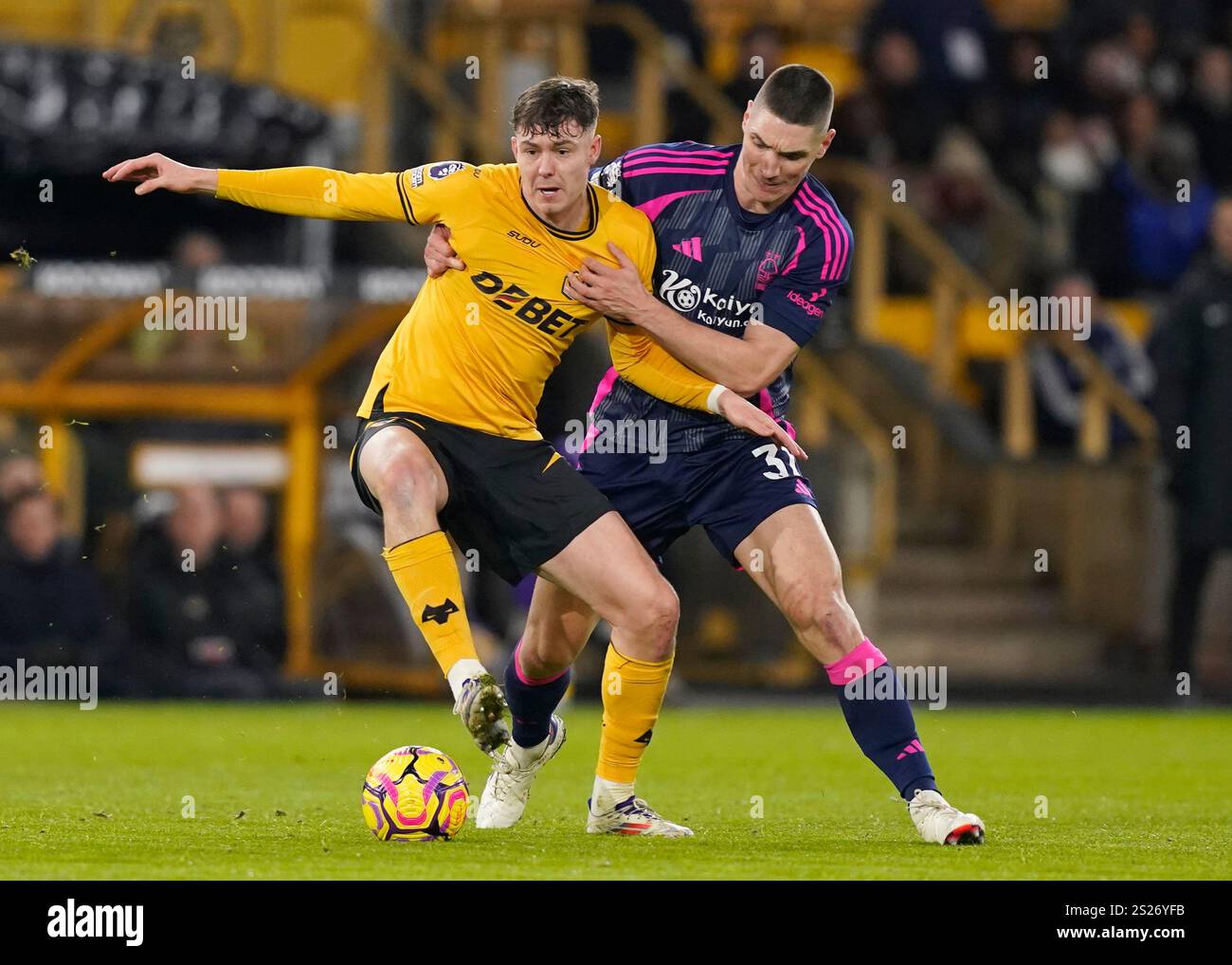 Wolverhampton, Regno Unito. 6 gennaio 2025. Jorgen Strand Larsen dei Wolverhampton Wanderers si cimenta con Nikola Milenkovic del Nottingham Forest durante la partita di Premier League a Molineux, Wolverhampton. Il credito per immagini dovrebbe essere: Andrew Yates/Sportimage Credit: Sportimage Ltd/Alamy Live News Foto Stock