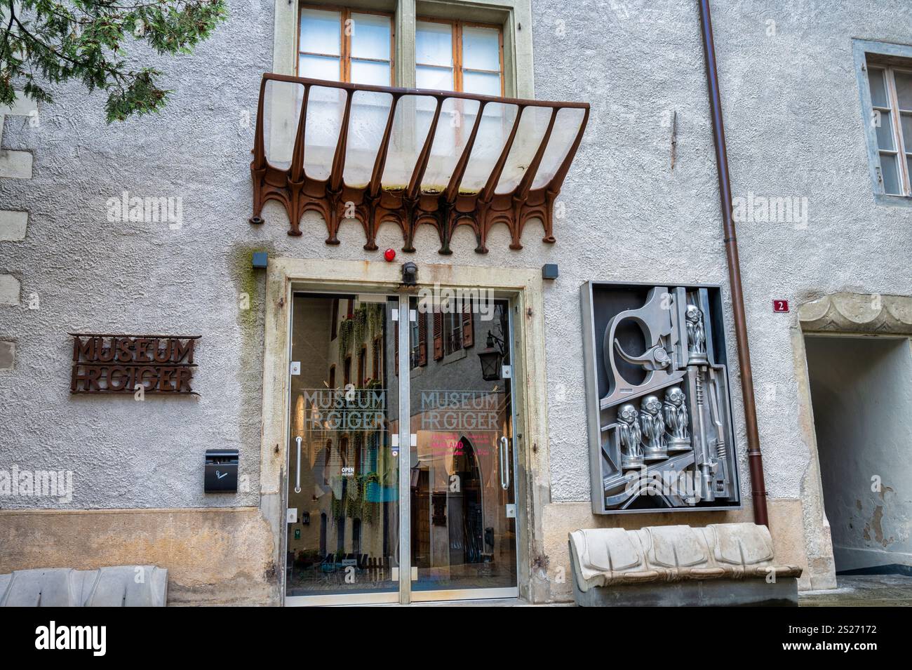 Gruyères, Svizzera - 24 settembre 2024: Ingresso principale al Museo HR Giger o al Museo Giger nel villaggio di Gruyeres. Foto Stock