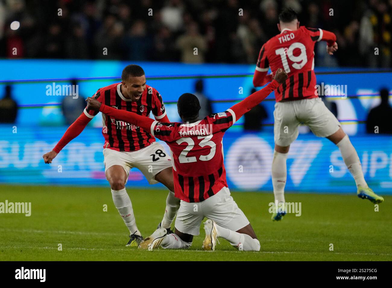 AC Milan's Fikayo Tomori, center, celebrates with teammates after winning the Italian Super Cup final soccer match between AC Milan and Inter Milan at Al Awwal Park Stadium in Riyadh, Saudi Arabia, Monday, Jan. 6, 2025. (AP Photo/Altaf Qadri) Foto Stock