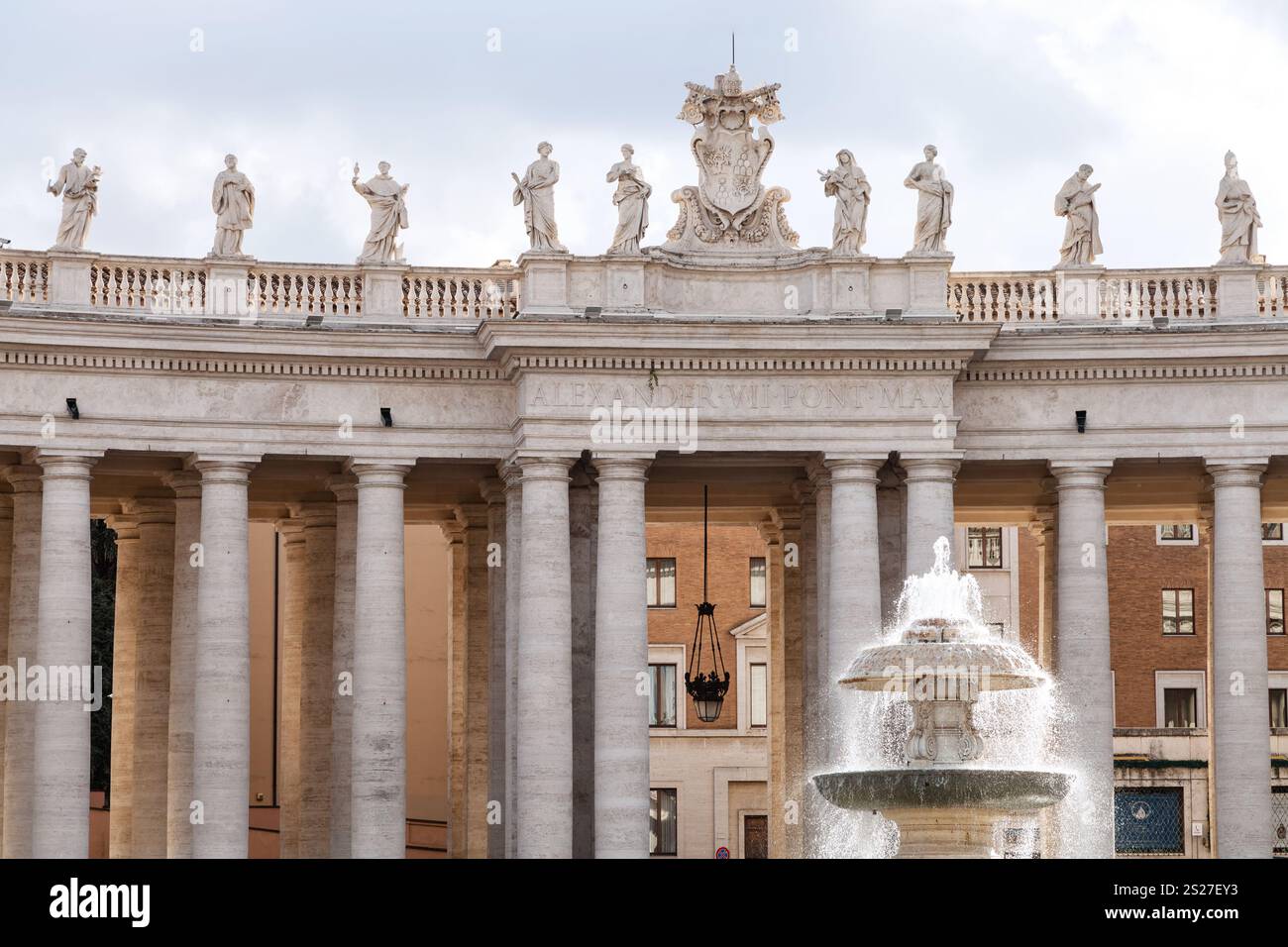 Viaggiare in Italia - colonnato del Bernini e Maderno la fontana di Piazza San Pietro nella Città del Vaticano Foto Stock