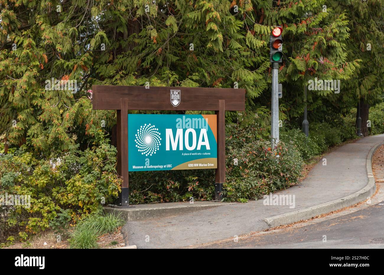 Un cartello in legno segna l'ingresso al Museo di Antropologia presso l'Università della British Columbia, circondato da una vegetazione lussureggiante e da un semaforo. Foto Stock