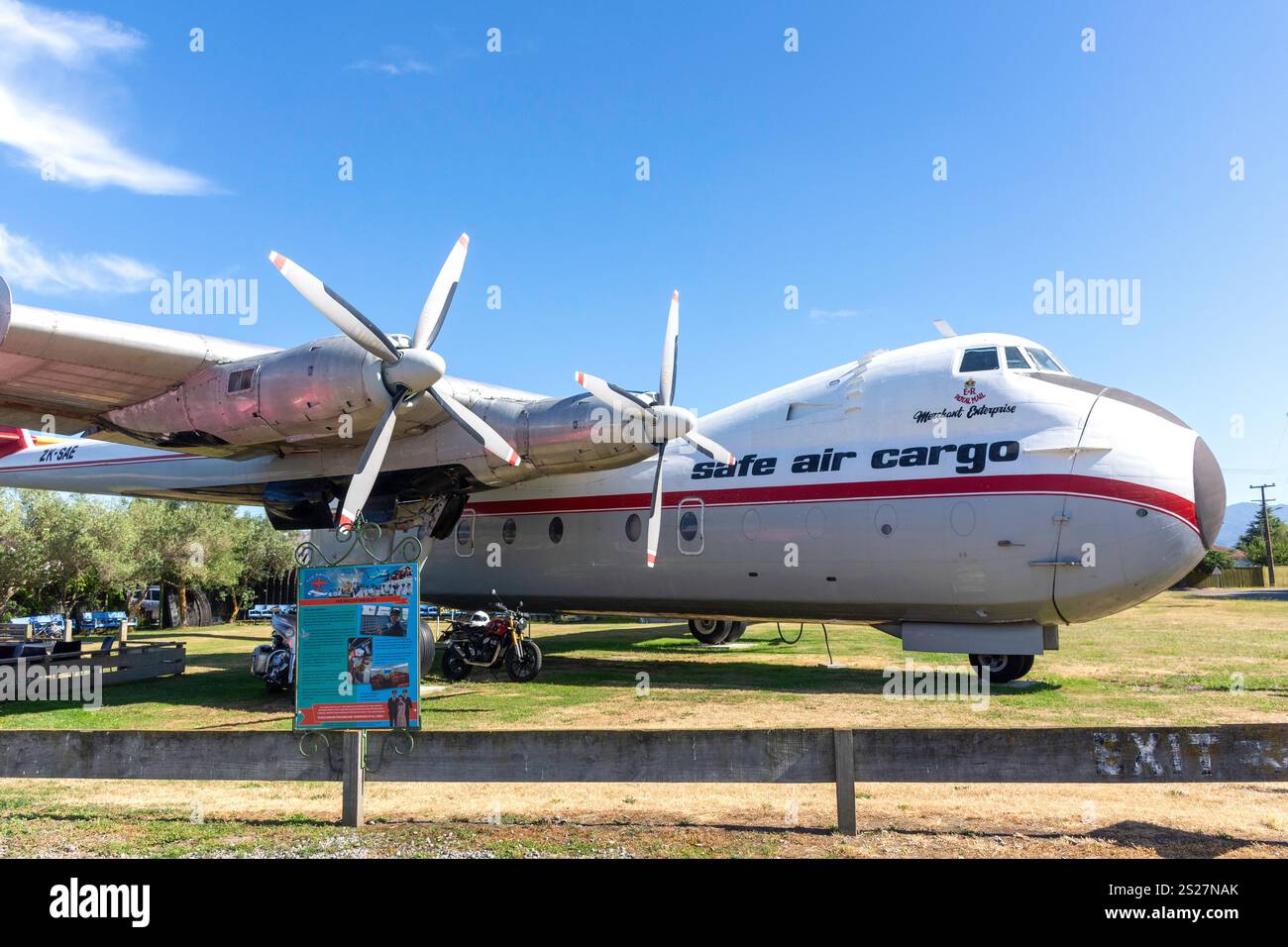 L'aereo merci Argosy a doppio braccio presso il Runway Cafe, Middle Renwick Road, Renwick, Marlborough Region, South Island, nuova Zelanda Foto Stock