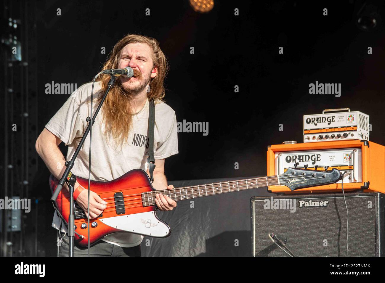 Santeri Hytönen sul palco con Lala Salama al concerto all'aperto Allas Live di Helsinki, Finlandia Foto Stock