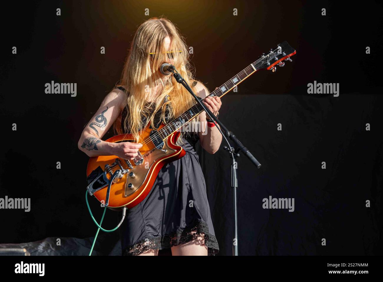 Rosa Jules sul palco con Lala Salama al concerto all'aperto Allas Live di Helsinki, Finlandia Foto Stock