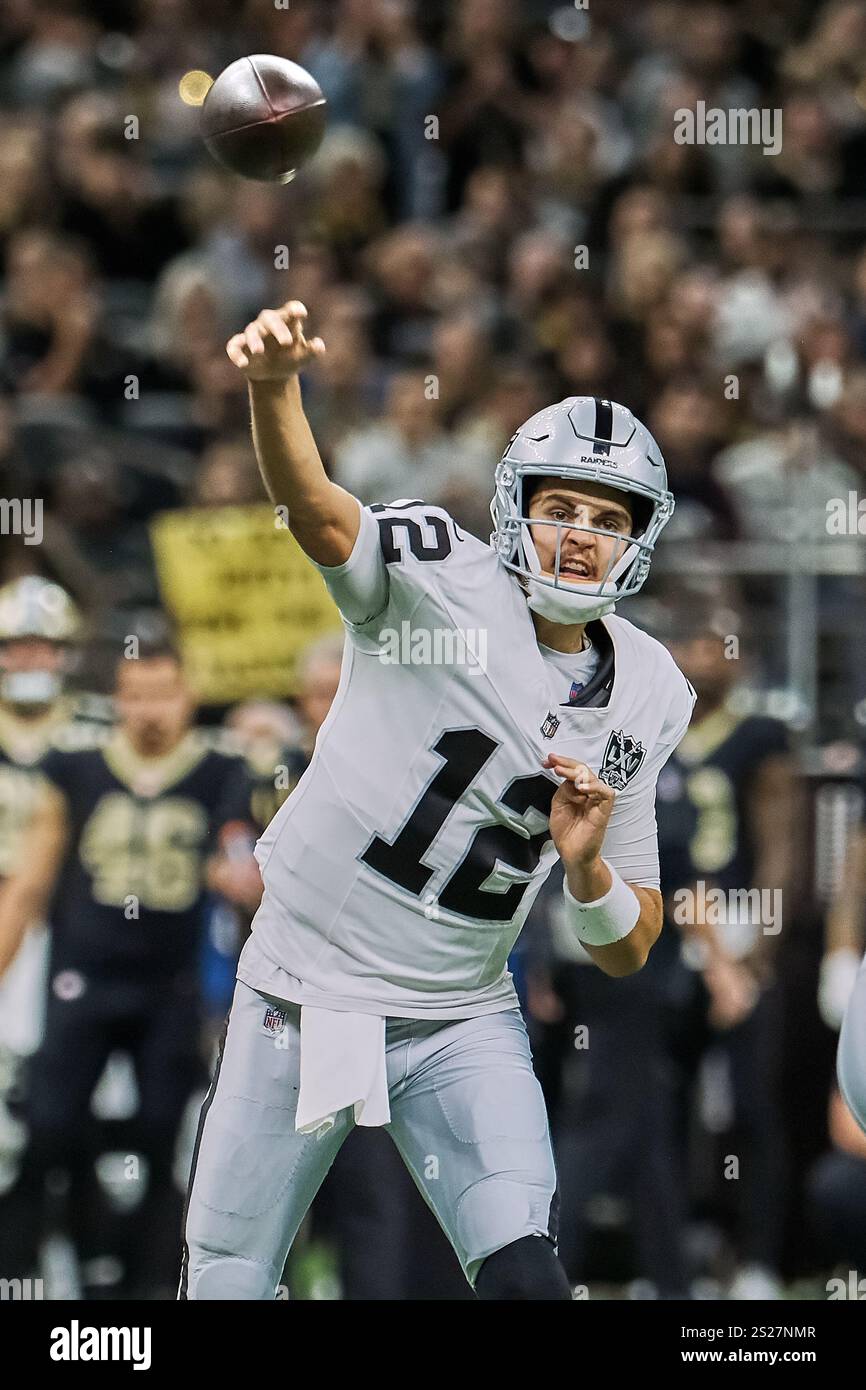 New Orleans, Louisiana, Stati Uniti. 29 dicembre 2024. 29 dicembre 2024, New Orleans, Louisiana, USA: Il quarterback n. 12 dei Las Vegas Raiders AIDAN o'CONNELL passa la palla contro i New Orleans Saints durante una gara di stagione regolare della settimana 17. I West Raiders della AFC (4-12) batterono la NFC South Saints (5-11) 25-10. (Immagine di credito: © Dan Anderson/ZUMA Press Wire) SOLO PER USO EDITORIALE! Non per USO commerciale! Foto Stock