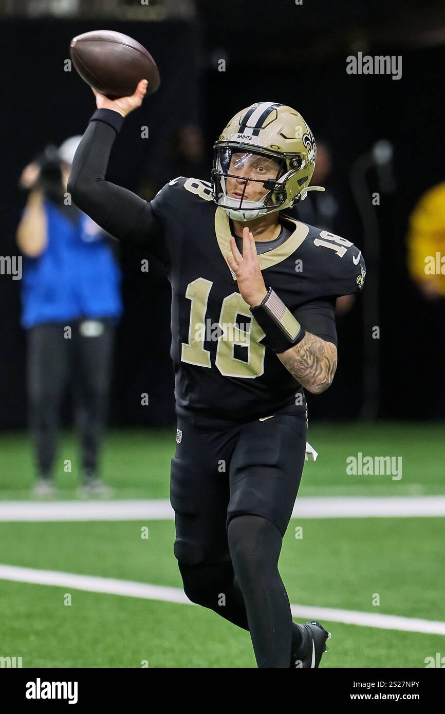 New Orleans, Louisiana, Stati Uniti. 29 dicembre 2024. 29 dicembre 2024, New Orleans, Louisiana, USA: Il quarterback dei New Orleans Saints#18 SPENCER RATTLER cerca di passare contro i Las Vegas Raiders durante una gara di stagione regolare della settimana 17. I West Raiders della AFC (4-12) batterono la NFC South Saints (5-11) 25-10. (Immagine di credito: © Dan Anderson/ZUMA Press Wire) SOLO PER USO EDITORIALE! Non per USO commerciale! Foto Stock