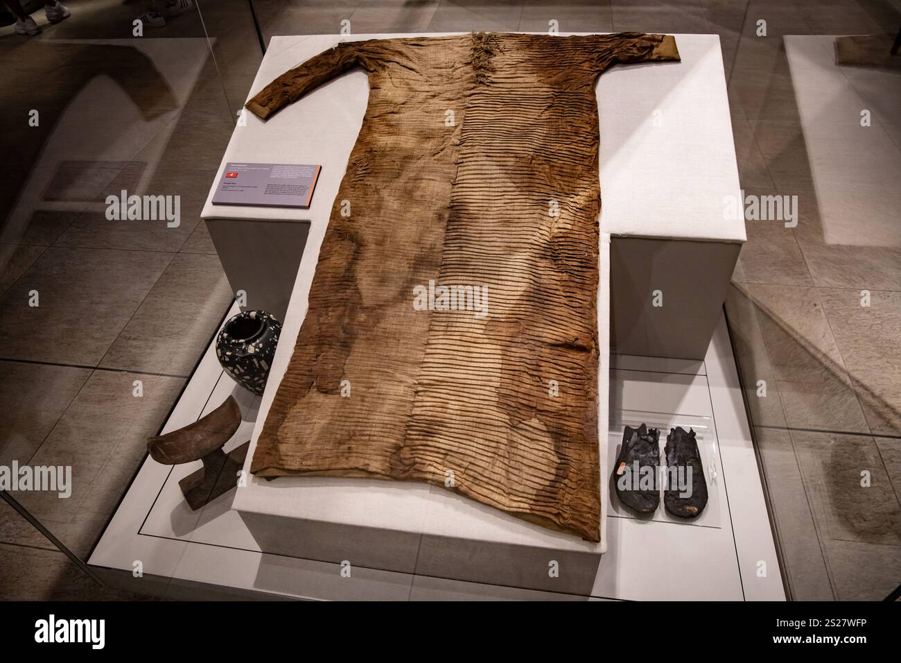 Torino, Italia. 5 settembre 2024. Una tunica risalente all'Antico Regno (IV-V a.C.) è raffigurata nel Museo Egizio di Torino, Italia, il 5 settembre 2024. Il museo, fondato nel 1824, è il secondo più grande al mondo dopo il Cairo e quest'anno celebra il suo 200° anniversario. (Foto di Emmanuele Contini/NurPhoto) credito: NurPhoto SRL/Alamy Live News Foto Stock