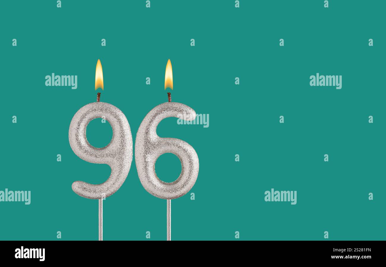 Biglietto di compleanno su sfondo verde - candela a forma di numero 96 Foto Stock