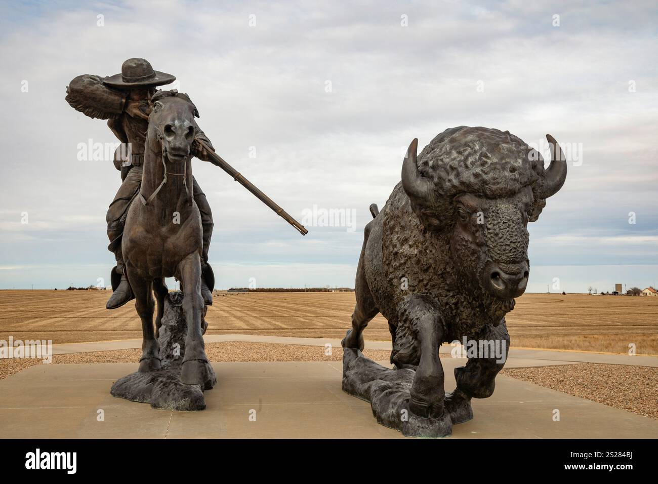 Oakley, Kansas - Una scultura di Buffalo Bill (William Frederick Cody) a cavallo che fa tiro a bufalo al Buffalo Bill Cultural Center. Lo scultore Foto Stock