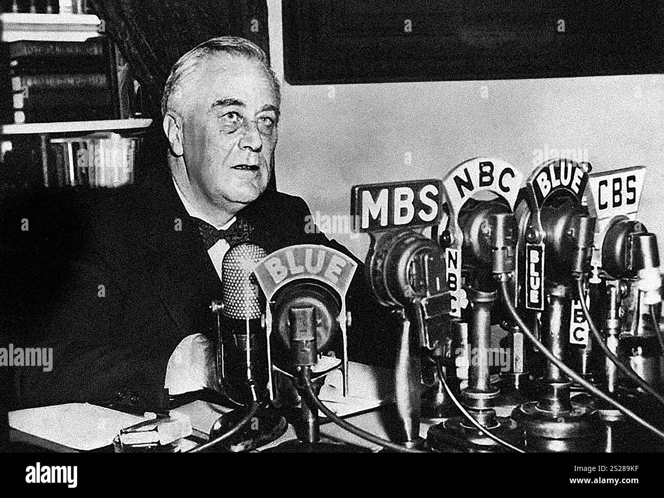 Il presidente degli Stati Uniti Franklin D. Roosevelt che dà un discorso radio sul suo messaggio sullo stato dell'unione al Congresso, Washington, D.C., USA, Franklin D. Roosevelt Presidential Library & Museum, 11 gennaio 1944 Foto Stock