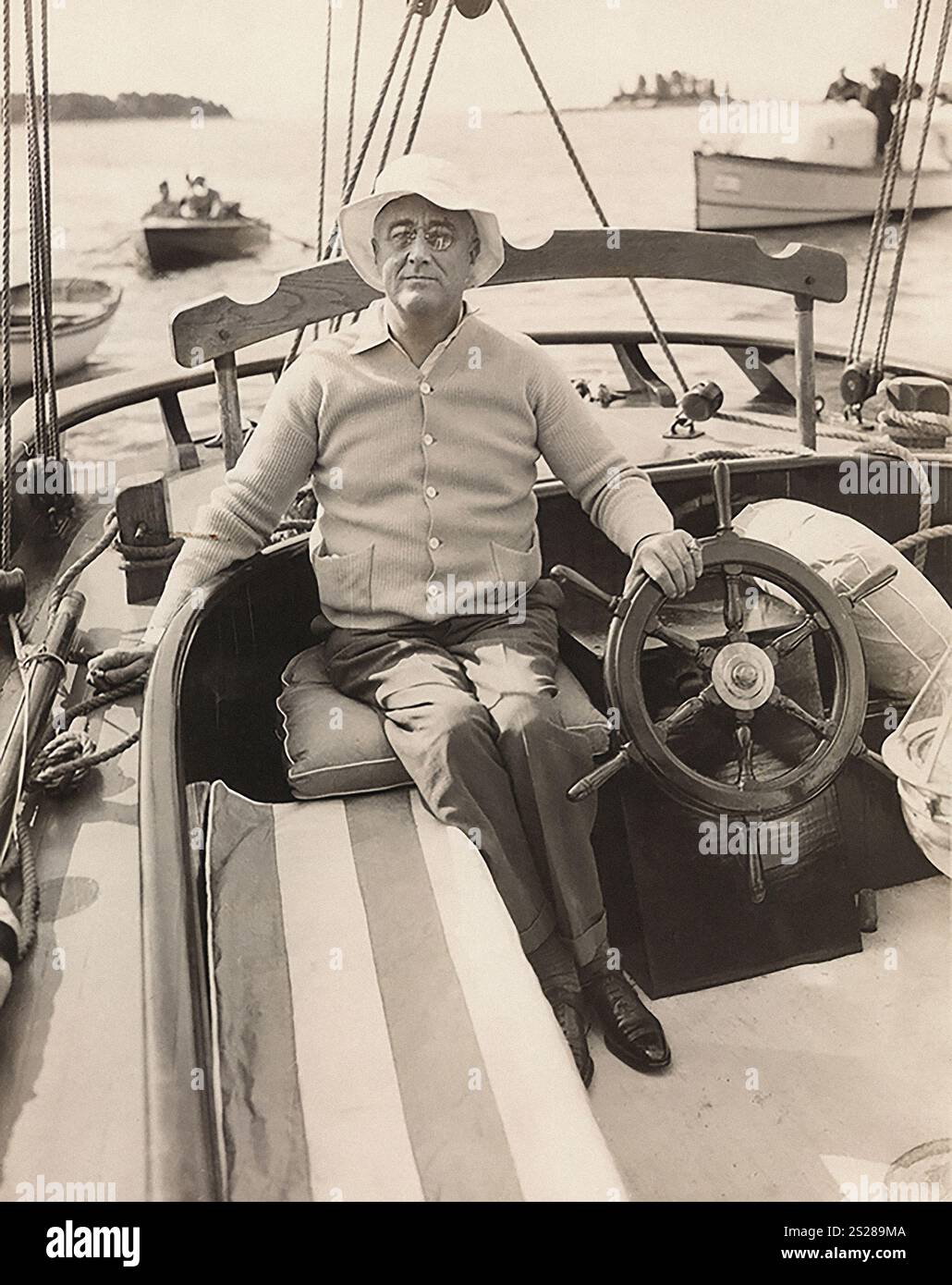 NOI. Il presidente Franklin D. Roosevelt al volante di Amberjack II mentre naviga da Marion, Massachusetts, USA a Campobello, New Brunswick, Canada, Franklin D. Roosevelt Presidential Library & Museum, 16 giugno 1933» Foto Stock
