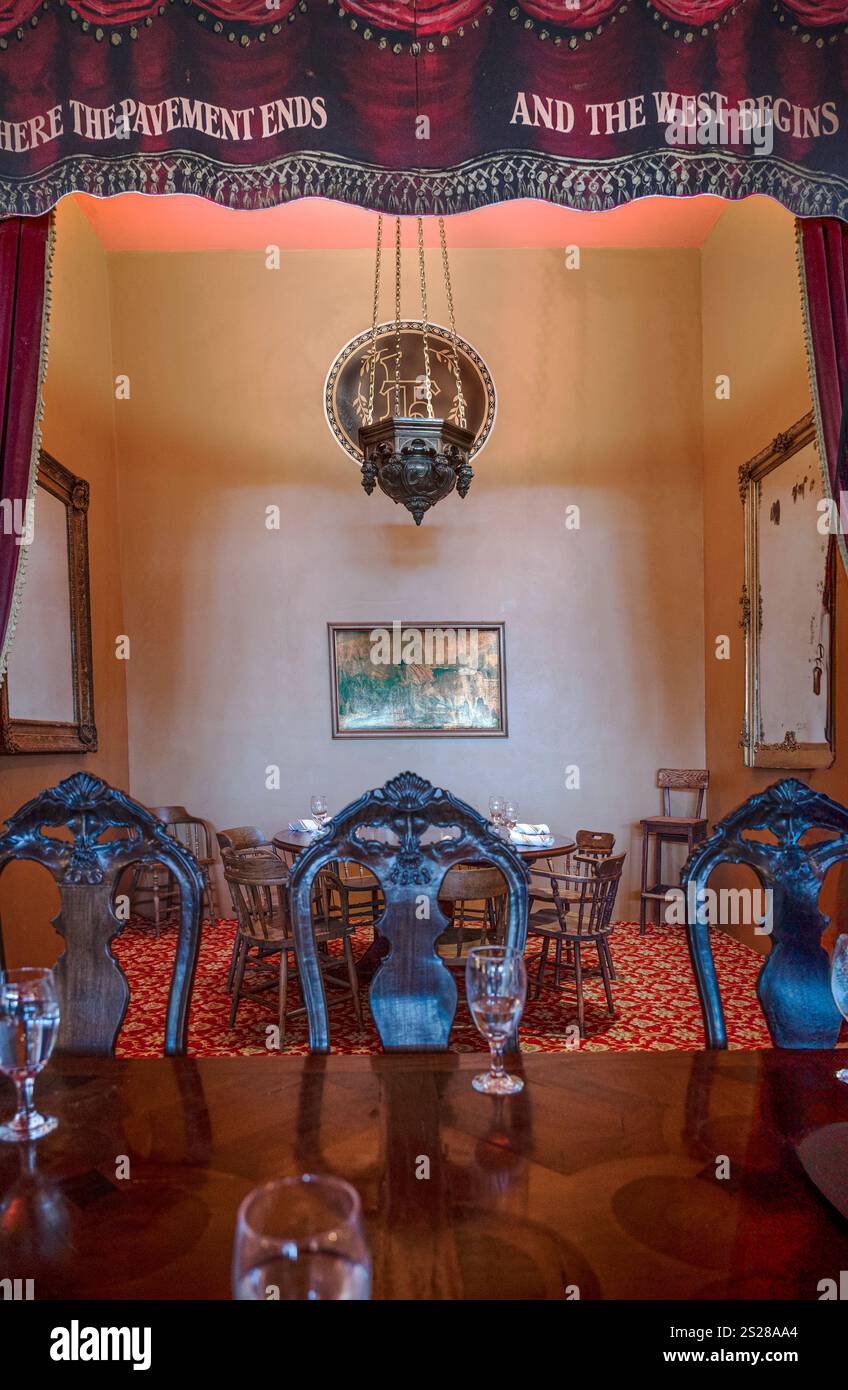 Il Legal Tender Saloon, un edificio storico del 1800, una fermata della ferrovia di Santa Fe a Lamy, NEW MEXICO, ora un ristorante alla moda Foto Stock