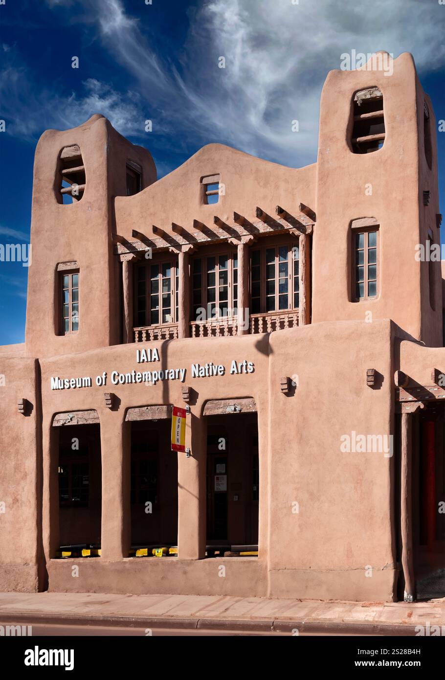 La splendida architettura in stile revival adobe pueblo che ospita l'IAIA, il Museo delle Arti native contemporanee nel centro di Santa Fe, NEW MEXICO Foto Stock