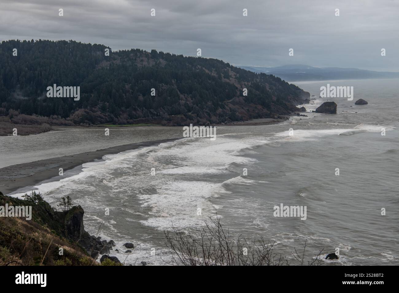 La foce del fiume Klamath, dove l'acqua dolce sfocia nell'oceano Pacifico nel nord della California. Foto Stock