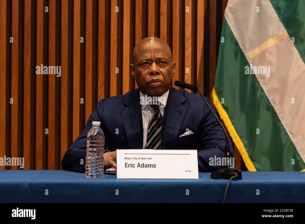 New York, NY, 6 gennaio 2025: Il sindaco Eric Adams partecipa al briefing stampa sulle statistiche sul crimine di fine anno 2024 a One Police Plaza di New York il 6 gennaio 2025, come ha partecipato il Commissario di polizia Jessica S. Tisch. Crediti: Lev Radin/Alamy Live News Foto Stock