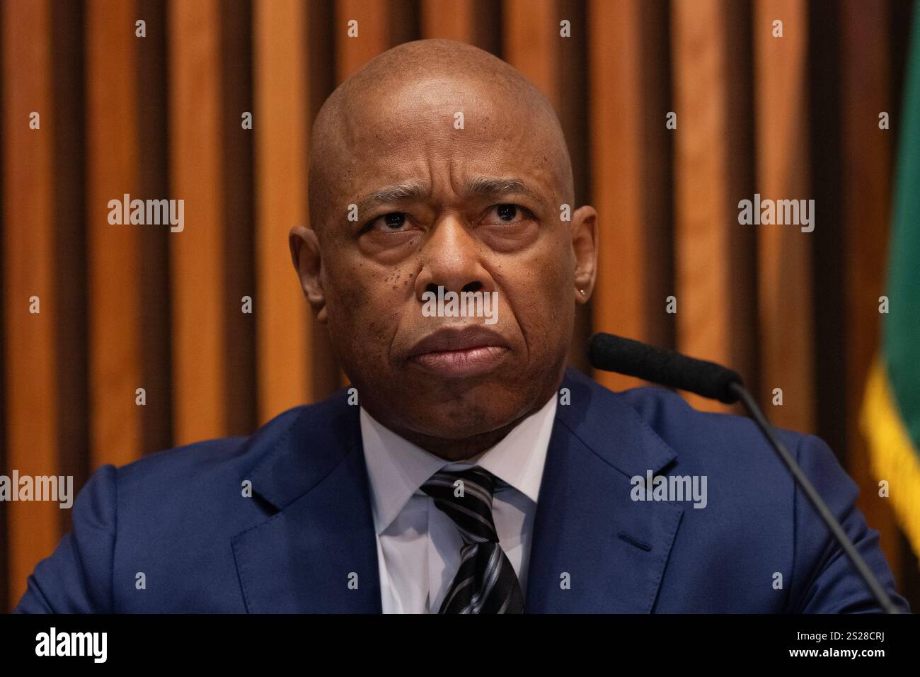 New York, NY, 6 gennaio 2025: Il sindaco Eric Adams partecipa al briefing stampa sulle statistiche sul crimine di fine anno 2024 a One Police Plaza di New York il 6 gennaio 2025, come ha partecipato il Commissario di polizia Jessica S. Tisch. Crediti: Lev Radin/Alamy Live News Foto Stock