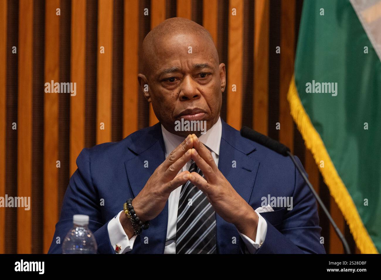 New York, NY, 6 gennaio 2025: Il sindaco Eric Adams partecipa al briefing stampa sulle statistiche sul crimine di fine anno 2024 a One Police Plaza di New York il 6 gennaio 2025, come ha partecipato il Commissario di polizia Jessica S. Tisch. Crediti: Lev Radin/Alamy Live News Foto Stock