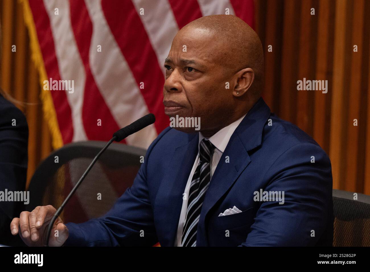 New York, Stati Uniti. 6 gennaio 2025. Il sindaco Eric Adams parla durante il briefing stampa sulle statistiche sul crimine di fine anno 2024 presso One Police Plaza di New York il 6 gennaio 2025, quando ha partecipato il Commissario di polizia Jessica S. Tisch. (Foto di Lev Radin/Sipa USA) credito: SIPA USA/Alamy Live News Foto Stock