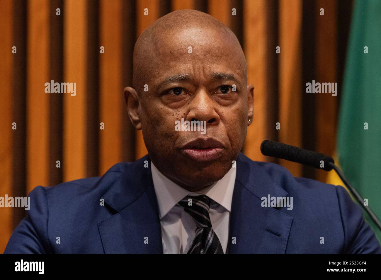 New York, Stati Uniti. 6 gennaio 2025. Il sindaco Eric Adams parla durante il briefing stampa sulle statistiche sul crimine di fine anno 2024 presso One Police Plaza di New York il 6 gennaio 2025, quando ha partecipato il Commissario di polizia Jessica S. Tisch. (Foto di Lev Radin/Sipa USA) credito: SIPA USA/Alamy Live News Foto Stock