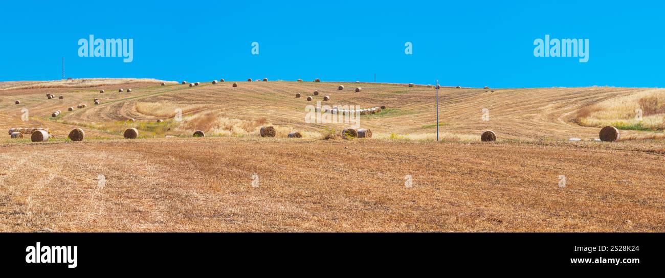 Bellissimo paesaggio della Sicilia campagna estiva in Italia. Quattro scatti stitch ad alta risoluzione. Foto Stock