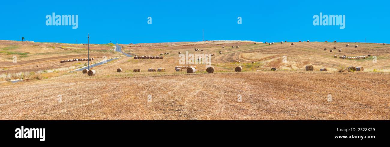 Bellissimo paesaggio della Sicilia campagna estiva in Italia. Tre scatti stitch ad alta risoluzione. Foto Stock