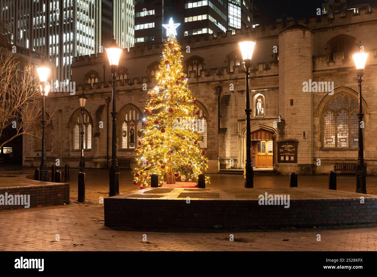 Luci dell'albero di Natale nella chiesa di St Giles Cripplegate, Barbican, City of london Foto Stock